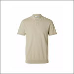 Ein beigefarbenes, kurzärmeliges Polohemd mit klassischem Kragen, drei Knöpfen und geradem Saum, das vor einem schlichten weißen Hintergrund steht.