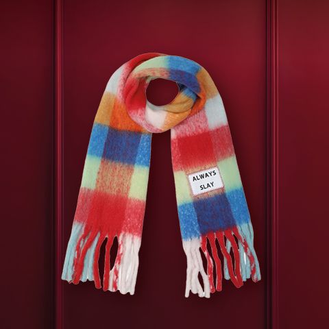 Un macinapepe in legno su sfondo rosso scuro. Sul corpo del macinapepe è inciso un testo. Nella parte superiore dell'immagine si legge la frase "REGALI SOSTENIBILI".