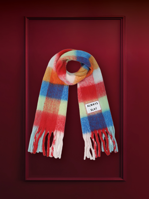 Un macinapepe in legno su sfondo rosso scuro. Sul corpo del macinapepe è inciso un testo. Nella parte superiore dell'immagine si legge la frase "REGALI SOSTENIBILI".