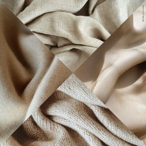 Sono mostrati quattro campioni di tessuto stropicciato, ciascuno con una diversa trama e una diversa tonalità di beige. Il campione in alto a sinistra ha una trama intrecciata, quello in alto a destra è liscio, il campione in basso a sinistra sembra essere a maglia e il campione in basso a destra è setoso.