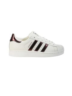 Sneaker bianche con strisce Adidas nere e contorni astratti di stelle nere sui lati; stile low-top con puntale strutturato.
