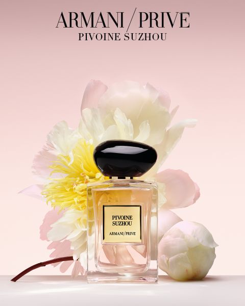 Una griglia di nove flaconi di profumo Armani/Privé con tappi di diversi colori, disposti su tre file su uno sfondo chiaro. Il testo sottostante recita "Armani/Privé Haute Couture Fragrances".