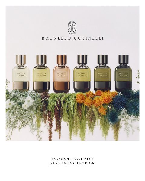 Sei flaconi di profumo di Brunello Cucinelli sono disposti in fila sopra un letto di fiori colorati e piante verdi. Il testo sopra recita "Brunello Cucinelli" e sotto: "Incanti Poetici Parfum Collection".