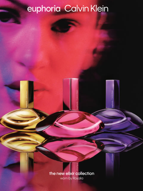 Quattro flaconi opachi di Calvin Klein CK One sono visibili su uno sfondo chiaro. I flaconi presentano la scritta grigia "ck one" e tappi argentati.