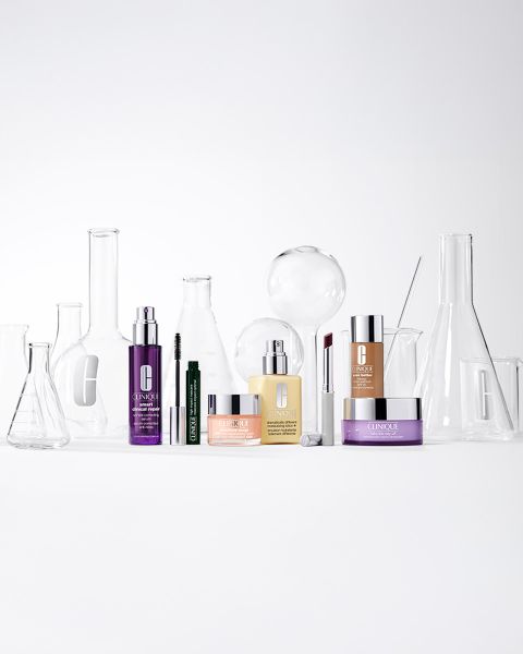 Un gruppo di prodotti per la cura della pelle Clinique su sfondo bianco. La collezione comprende creme, sieri e gel. Il testo tedesco evidenzia che i prodotti sono testati contro le allergie e sono al 100% senza profumo.