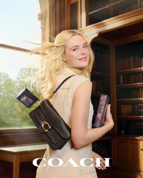 Una persona tiene una borsa bianca e indossa un maglione rosa e un accessorio per capelli. Sullo sfondo si vedono un cielo blu e un paesaggio di tetti. Il testo sull'immagine recita "Youngji Lee" e "Coach".