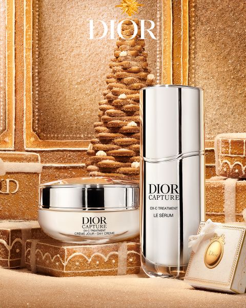 Una donna tiene una penna siero Dior Capture vicino al viso, accanto a due prodotti per la cura della pelle Dior e dettagli del prodotto su uno sfondo chiaro.
