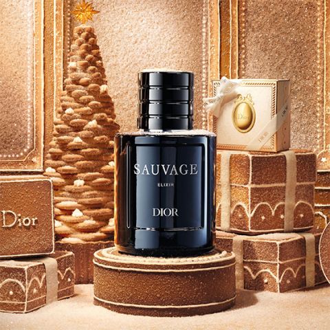 Un flacone di profumo "Dior Sauvage Extrait" con tappo nero, su un semplice sfondo bianco.