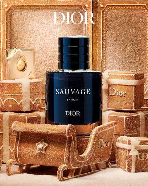 Johnny Depp posa con le braccia incrociate in una pubblicità per il profumo "Dior Sauvage Extrait".