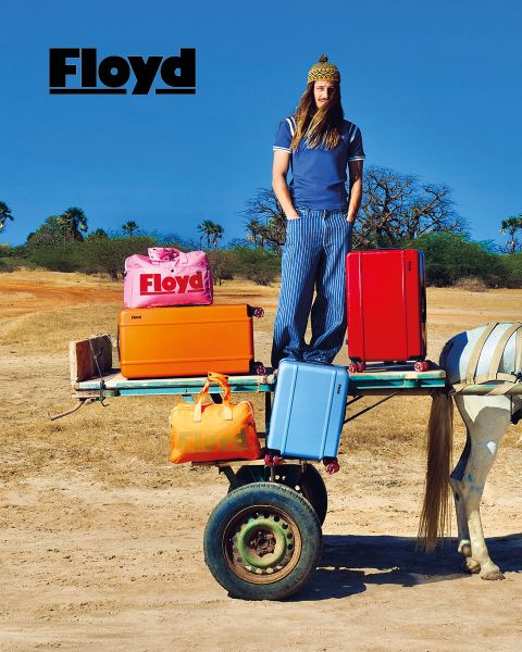 Un SUV d'epoca in stile retrò con bagagli sul tetto è parcheggiato su uno sfondo bianco. Sopra il veicolo campeggia la parola "Floyd" in grassetto nero.
