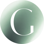 Eine Nahaufnahme von üppigen grünen Blättern mit Wassertropfen. Der Buchstabe „G“ ist in der Mitte deutlich in Weiß zu sehen.