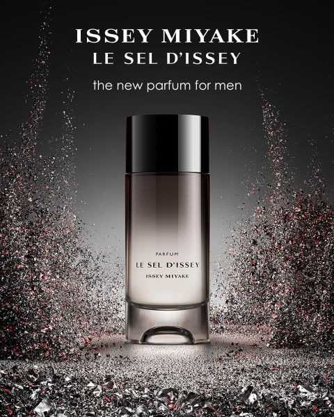 Due flaconi dell'Eau de Parfum da uomo di Issey Miyake Le Sel d'Issey sono affiancati davanti a uno sfondo drammatico di acqua e fuoco vorticanti, sopra un testo in grassetto che pubblicizza la fragranza.