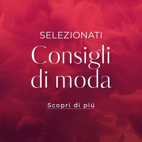 Testo bianco "Consiglio di Moda" su uno sfondo astratto sfocato nero e grigio.