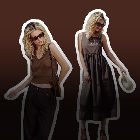 Due donne con capelli biondi ricci indossano abiti estivi marroni: una indossa un crop top lavorato a maglia e dei pantaloni, l'altra un abito midi senza maniche con un cappello.
