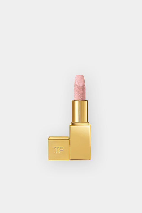 Un rossetto rosa scintillante in un elegante astuccio dorato con le iniziali "TF", in posizione verticale su uno sfondo grigio chiaro.