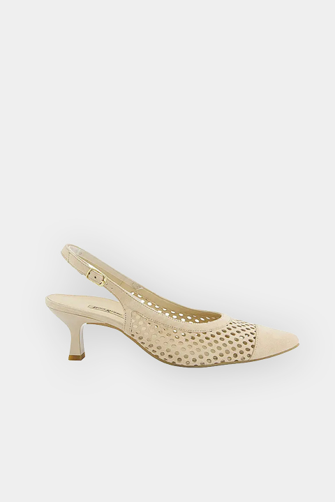 Décolleté slingback beige con tacco medio, lati in rete traforata, punta affusolata e cinturino alla caviglia regolabile su sfondo bianco.