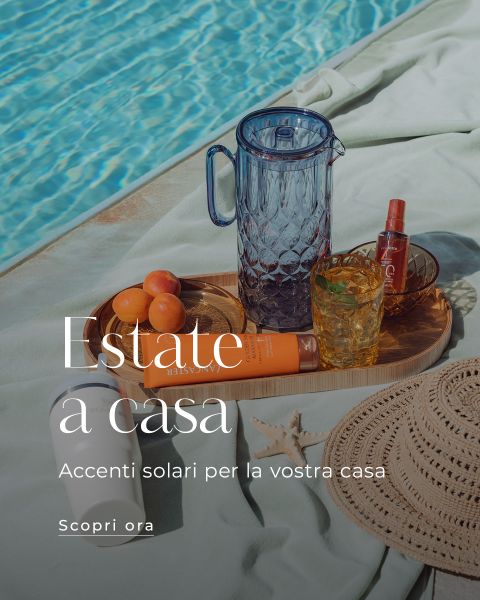 Una donna in costume da bagno leopardato è seduta a bordo piscina con prodotti solari, bevande e frutta su un asciugamano. Il testo in italiano pubblicizza l'estate a casa.