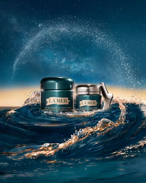 Un vasetto di crema idratante La Mer galleggia su acque blu scintillanti. Testo: "Rigenerazione dal mare. Trasformazione visibile. Giorno dopo giorno." e "LA MER #LoveLaMer.