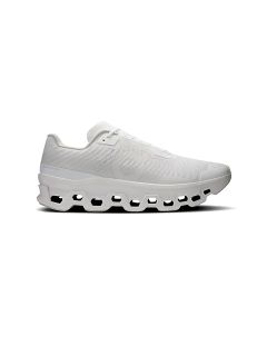 Scarpa da running bianca e sportiva con tomaia in mesh, lacci e suola imbottita distintiva con diversi segmenti quadrati.