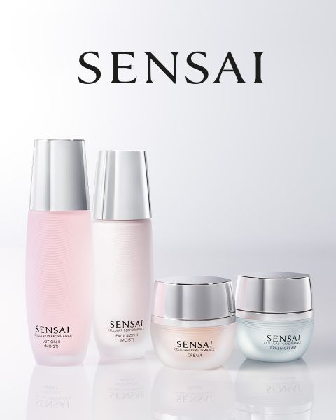 Palette make-up con quattro ombretti nei toni della terra e due piccoli pennelli, con la scritta "Sensai". Lo sfondo mostra una rappresentazione artistica di pennellate in colori coordinati. Testo: "Il senso e la scienza del Giappone".