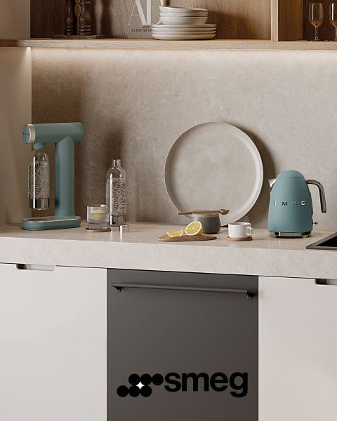 Un robot da cucina Smeg nero con accessorio tritacarne è posizionato su un bancone da cucina. Sotto c'è una ciotola in acciaio inossidabile. Noci intere e tritate sono sparse su una superficie di legno nelle vicinanze. Nell'angolo in basso a destra si vede il logo Smeg.