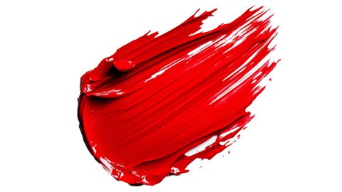 Una macchia di colore rosso intenso e brillante su uno sfondo bianco. La spessa pennellata mostra la texture con riflessi lucidi e linee dinamiche, catturando il movimento dell'applicazione.