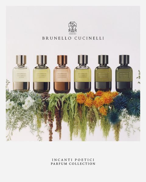 Sei flaconi di profumo di Brunello Cucinelli sono disposti in fila sopra un letto di fiori colorati e piante verdi. Il testo sopra recita "Brunello Cucinelli" e sotto: "Incanti Poetici Parfum Collection".