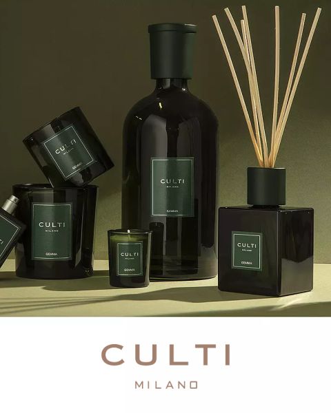 Un'elegante presentazione di prodotti profumati per ambienti di Culti Milano, tra cui candele, un diffusore con bastoncini e flaconi, tutti in contenitori verde scuro, su uno sfondo color oliva con il logo di Culti Milano sottostante.