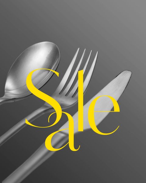 Un cucchiaio, una forchetta e un coltello su uno sfondo grigio con la parola "Sale" in grande testo giallo sopra.