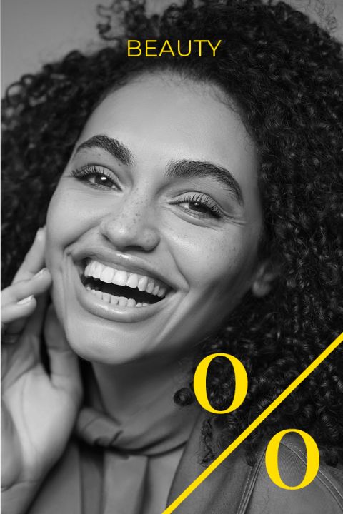 Foto in bianco e nero di una donna sorridente con i capelli ricci che si tocca il viso. In alto, in giallo, la parola "BEAUTY", nell'angolo in basso a destra un grande simbolo di percentuale ("/%") giallo.