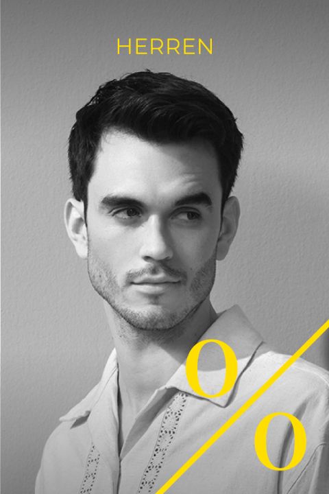 Foto in bianco e nero di un uomo con capelli corti e scuri e una leggera barba incolta che indossa una camicia chiara. Il testo giallo sopra dice "UOMINI" e in basso a destra è sovrapposto un grande simbolo di percentuale giallo.