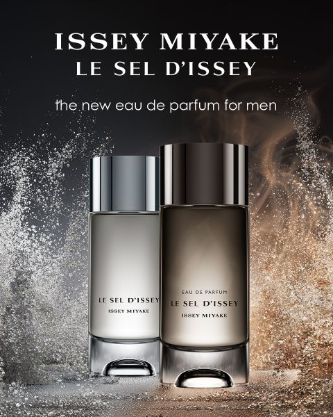 Due flaconi dell'Eau de Parfum da uomo di Issey Miyake Le Sel d'Issey sono affiancati davanti a uno sfondo drammatico di acqua e fuoco vorticanti, sopra un testo in grassetto che pubblicizza la fragranza.