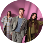 Drei modisch gekleidete Menschen posieren vor einem rosafarbenen Hintergrund; einer trägt einen karierten Mantel, einer einen grauen Kordanzug und einer einen grünen Strickpullover mit passender Hose.