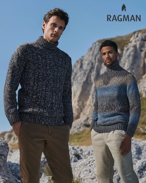 Due uomini in spessi maglioni di lana e pantaloni casual sono in piedi all'aperto di fronte a scogliere rocciose sotto un cielo limpido. Il logo "RAGMAN" è visibile nell'angolo in alto a destra.