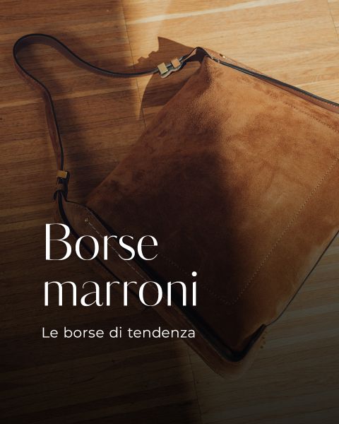 Una borsa a tracolla marrone in pelle scamosciata è appoggiata su un pavimento di legno. Il testo italiano "Borse marroni" e "Le borse di tendenza" appare sopra l'immagine.