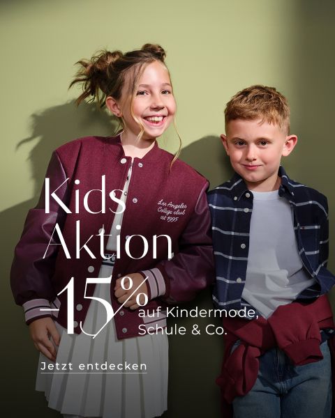 Due bambini sorridono davanti a un muro verde. La bambina indossa una giacca sportiva marrone castagna e il bambino una camicia a quadri. Il testo sopra di loro recita: "Kids Aktion 15% su moda bambino, scuola & Co. Scopri ora."