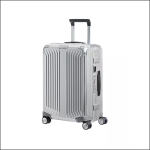 Ein silberner Hartschalenkoffer mit vier Rädern, einem Teleskopgriff und geriffelten geometrischen Mustern auf der Vorderseite, dargestellt auf weißem Hintergrund.