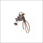 Eine Reihe von Schlüsselanhängern an einem Metallring, darunter ein Anhänger in Form eines Hundes, ein kleines Metallquadrat und eine braune, verknotete Kordel mit langen Enden, die vor einem schlichten weißen Hintergrund präsentiert werden.