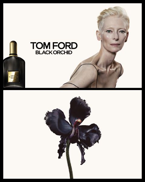 Una pubblicità per il profumo Tom Ford Black Orchid con una bottiglia, una persona pallida con i capelli biondi corti che indossa un abito a sottoveste nero e un fiore di orchidea nera scura e drammatica sotto.