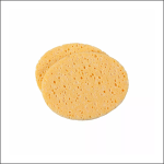 Zwei ovale gelbe Schwämme überlappen sich auf einem weißen Hintergrund. Jeder Schwamm hat eine poröse, mit Löchern versehene Textur, die typisch für Reinigungs- oder Kosmetikschwämme ist.