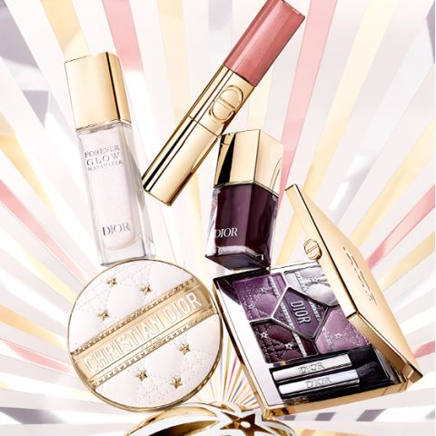 Cinque prodotti make-up di Dior, tra cui un fondotinta, un lucidalabbra, uno smalto per unghie, una palette di ombretti e una cipria compatta, sono presentati su uno sfondo radioso in oro e colori pastello.