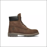 Brauner Lederschnürstiefel mit schwarzem, gepolstertem Kragen, robuster Sohle und Timberland-Logo an der Ferse auf weißem Grund.