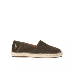Ein dunkelolivgrüner Wildleder-Espadrille-Schuh mit juteumwickelter Sohle und einem kleinen gestickten Logo an der Seite. Der Hintergrund ist einfarbig weiß.