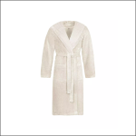 Ein weißer, langärmeliger Bademantel mit Schalkragen, Vordertaschen und einem passenden Gürtel, der in der Taille gebunden wird, vor einem schlichten weißen Hintergrund.