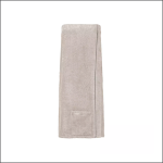 Ein ordentlich gefaltetes hellbeiges Badetuch mit gesäumtem Rand und einem kleinen rechteckigen Akzent auf weißem Hintergrund.