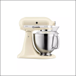 Ein cremefarbener Standmixer mit einer Rührschüssel aus rostfreiem Stahl und einem transparenten Ausgießschild vor einem schlichten weißen Hintergrund.