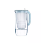 Ein durchsichtiger Brita-Wasserfilterkrug mit weißem Deckel und Griff, dargestellt vor einem schlichten weißen Hintergrund. Die Filterpatrone ist im Inneren des Kruges sichtbar.