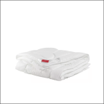 Eine gefaltete weiße Steppdecke mit Steppmuster auf weißem Hintergrund. An einem Rand der Decke ist ein kleines rotes Etikett zu sehen.