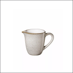 Kleiner, gesprenkelter, cremefarbener Keramikkrug mit Henkel und Ausguss auf weißem Grund.