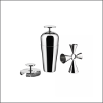Drei elegante, moderne Barwerkzeuge aus Edelstahl, darunter ein Cocktailshaker, ein Jigger und ein Flaschenöffner, auf einem schlichten weißen Hintergrund.